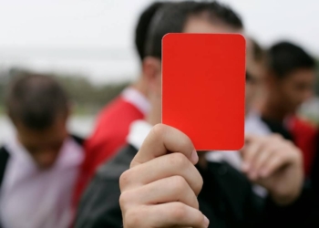 Découvrez le Guide Ultime pour Devenir un Arbitre de Football Professionnel !