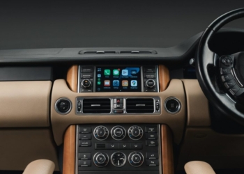 Découvrez comment Land Rover modernise les Range Rovers de 15 ans avec CarPlay et un matériel vintage !