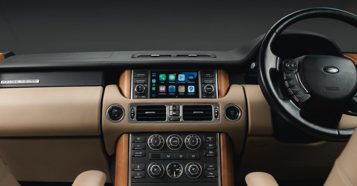 Découvrez comment Land Rover modernise les Range Rovers de 15 ans avec CarPlay et un matériel vintage !