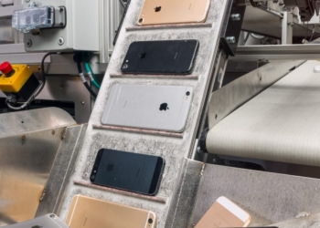 Apple envisage de produire des iPhones aux États-Unis : les révélations d&rsquo;un officiel de Trump sur les &lsquo;bras robotiques&rsquo; indispensables !