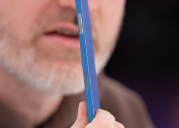 redige un nouveau titre légèrement putaclic seo en utilisant les bons mots clés à partir de celuici sans ajouter de date si le titre d&rsquo;origine n&rsquo;en contient pas New video shows iPhone 17 Air thinness hands-on: ‘that feels futuristic’