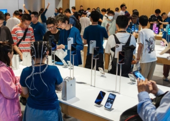 Pourquoi la demande d&rsquo;iPhones explose : les clients craignent une hausse des prix imminente !