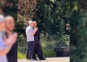 Lewis Hamilton : La Légende de la F1 Repérée à Apple Park aux Côtés de Tim Cook – Découvrez les Détails !