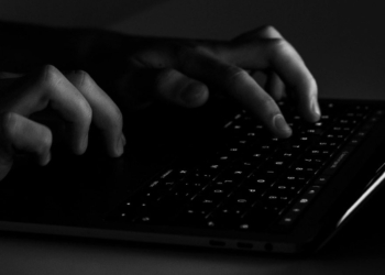 Attention iPhone Users : Apple Alerte 100 Pays sur la Menace d&rsquo;un Spyware ! Protégez-vous Maintenant !