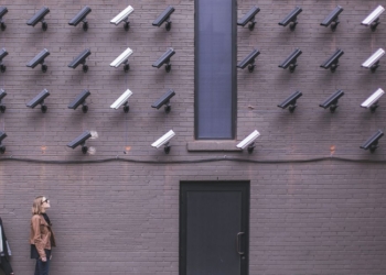 Reddit Se Défend Contre la Fraude IA : Une Lutte Qui Pourrait Menacer la Vie Privée des Utilisateurs !