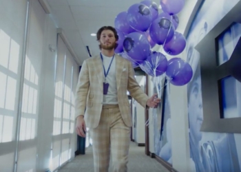 Découvrez la Parodie Hilarante de la NFL : Le Calendrier de Severance Révélé de Manière Étonnante !