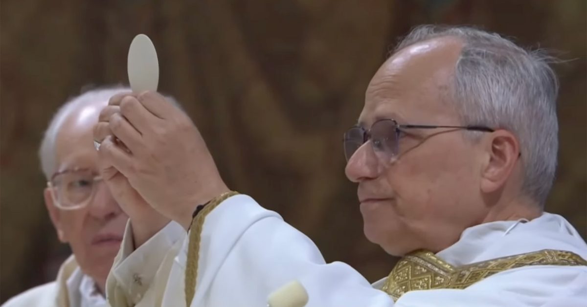Pope Leo XIV Surprend en Portant une Apple Watch lors de sa Première Messe Officielle !