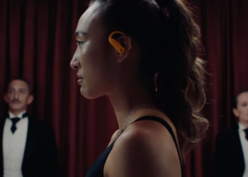 Découvrez comment l&rsquo;athlète Zheng Qinwen révolutionne la campagne Powerbeats Pro 2 ! 🚀