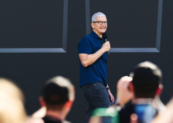 Tim Cook révèle pourquoi Apple n’a aucune crainte face aux tarifs sur l’iPhone : Découvrez ses stratégies audacieuses !