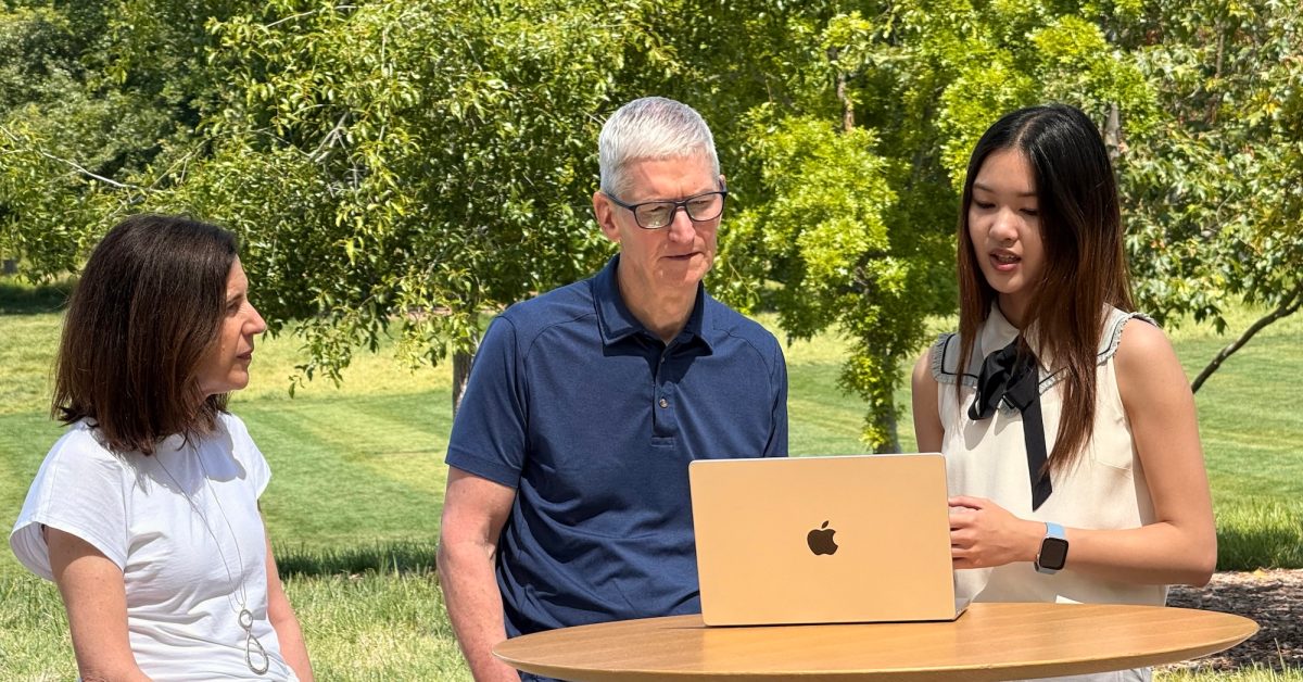 Tim Cook Éblouit les Gagnants du Swift Student Challenge à Apple Park : Découvrez les Moments Inoubliables!
