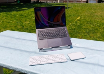 Découvrez le Casa Pop Up Desk de Logitech : La Solution Parfaite pour Travailler de N’importe Où !