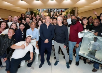 Brad Pitt et Tim Cook : La Surprise Inattendue qui a Ébloui les Fans d&rsquo;Apple à la Cinquième Avenue !