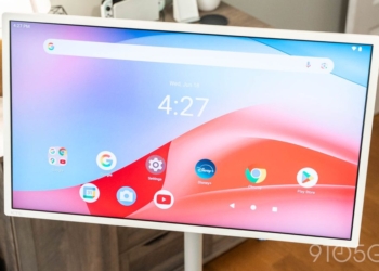 Découvrez les incroyables utilisations de cette tablette Android de 32 pouces sur roues !