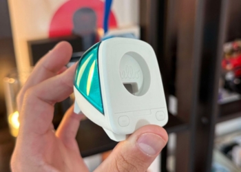 Découvrez le Nouveau Support Apple Watch Inspiré de l’iMac G3 par Spigen : Un Must-Have pour les Fans d’Apple !