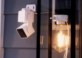 Découvrez l&rsquo;accessoire astucieux de Wyze qui alimente votre caméra grâce à une ampoule !
