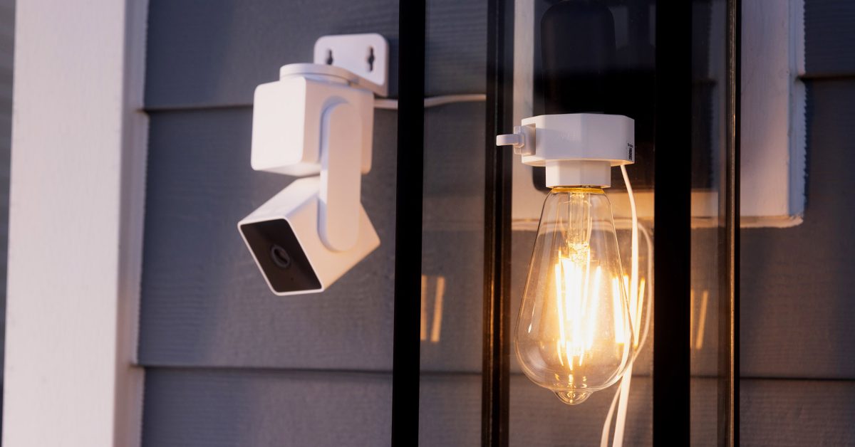 Découvrez l&rsquo;accessoire astucieux de Wyze qui alimente votre caméra grâce à une ampoule !