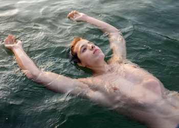 Découvrez le Secret des Gens qui Flottent Facilement dans l&rsquo;Eau ! Pourquoi Est-ce Possible ?