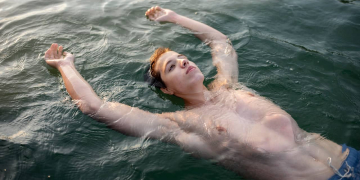 Découvrez le Secret des Gens qui Flottent Facilement dans l&rsquo;Eau ! Pourquoi Est-ce Possible ?