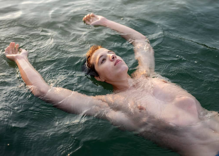 Découvrez le Secret des Gens qui Flottent Facilement dans l&rsquo;Eau ! Pourquoi Est-ce Possible ?