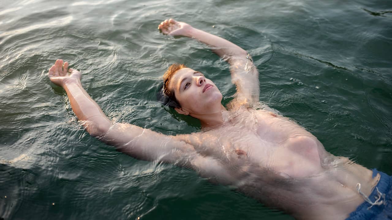 Découvrez le Secret des Gens qui Flottent Facilement dans l&rsquo;Eau ! Pourquoi Est-ce Possible ?