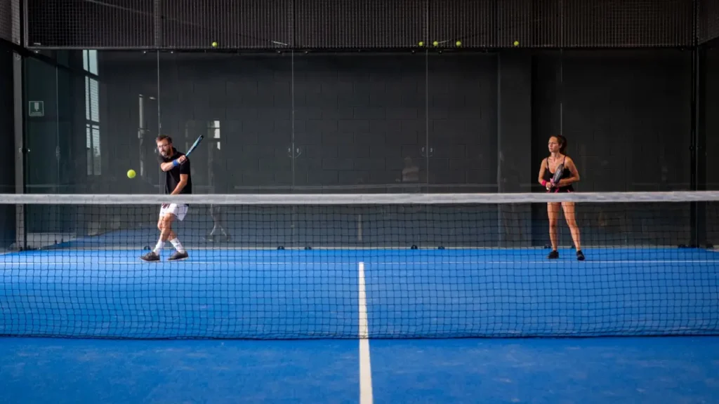 Le padel : pourquoi ce sport de raquette explose en France ?
