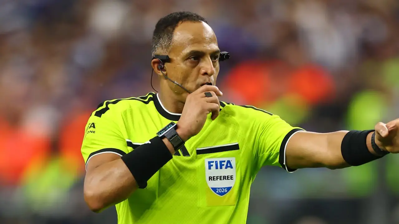 Découvrez pourquoi les arbitres du Mondial 2026 portent des casques futuristes ! Les secrets révélés !