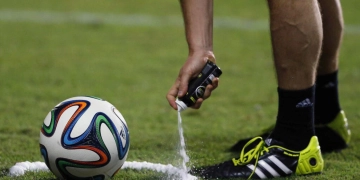 Découvrez le Secret du Spray de l&rsquo;Arbitre : Pourquoi Est-il Indispensable pour les Coups Francs ?