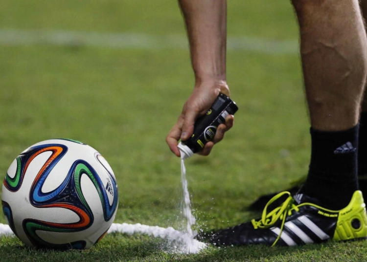 Découvrez le Secret du Spray de l&rsquo;Arbitre : Pourquoi Est-il Indispensable pour les Coups Francs ?