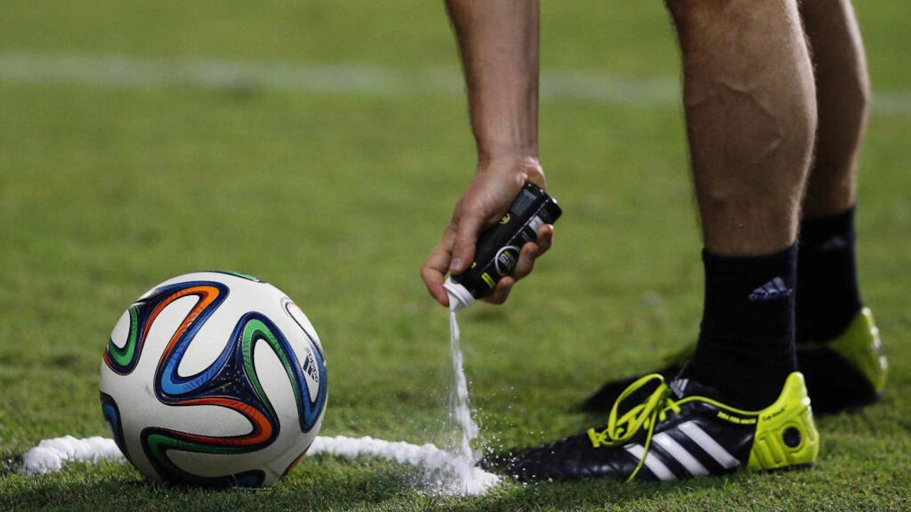 Découvrez le Secret du Spray de l&rsquo;Arbitre : Pourquoi Est-il Indispensable pour les Coups Francs ?