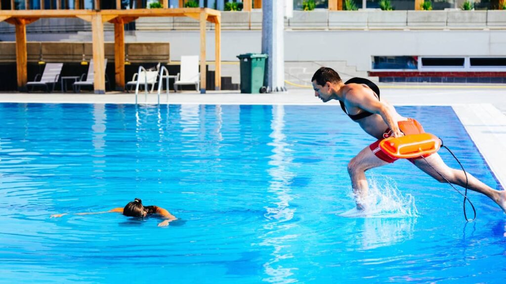 maitre nageur piscine