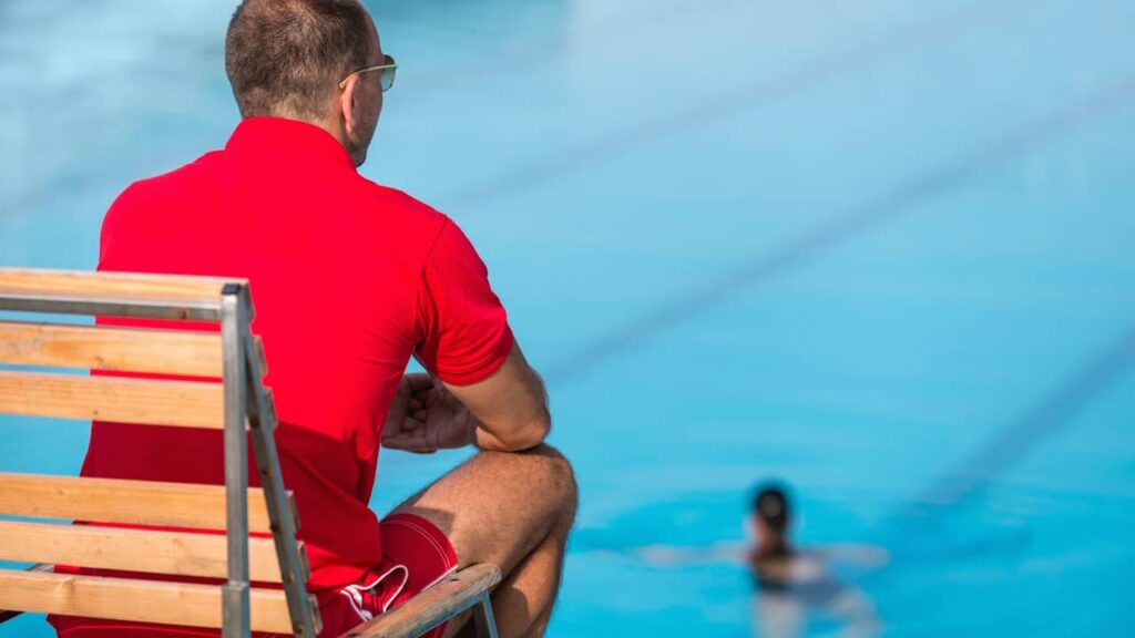 maitre nageur piscine surveille