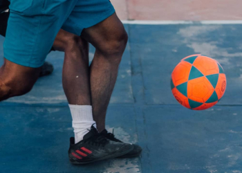 Découvrez le Football de Rue : Comment Une Simple Feinte Peut Changer le Cours du Match !