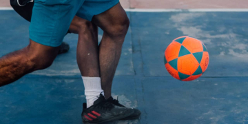 Découvrez le Football de Rue : Comment Une Simple Feinte Peut Changer le Cours du Match !