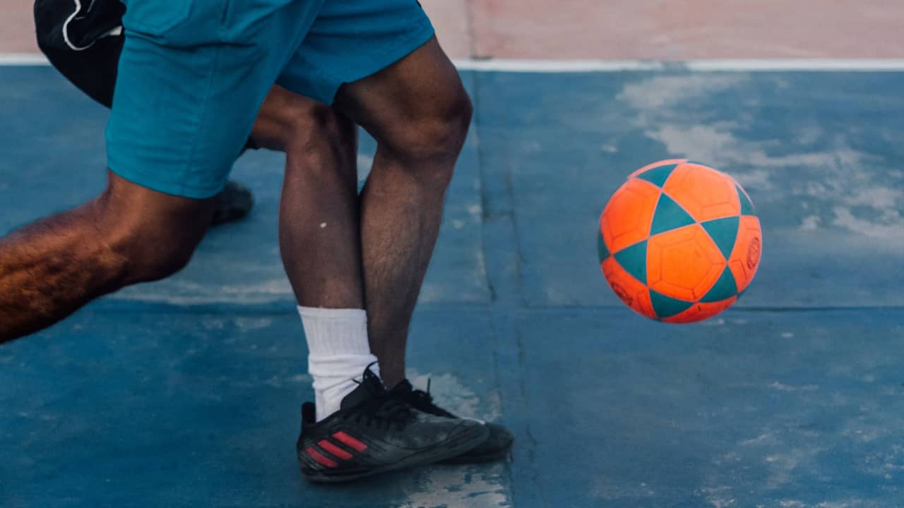 Découvrez le Football de Rue : Comment Une Simple Feinte Peut Changer le Cours du Match !